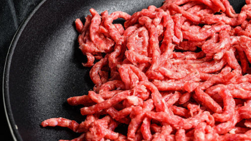 Farmersmarket Grassfed Ground Beef on Black Plate